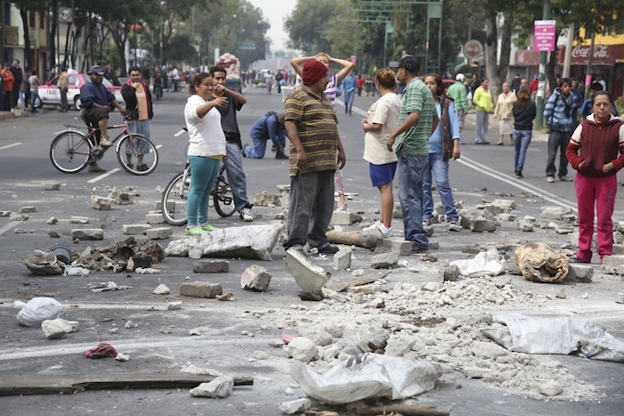 Dos personas detenidas fue el saldo del enfrentamiento entre granaderos y vecinos del Eje 5 Sur. Foto: Cuartoscuro