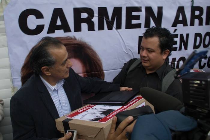 La entrega de firmas. Foto: Ariana Pérez