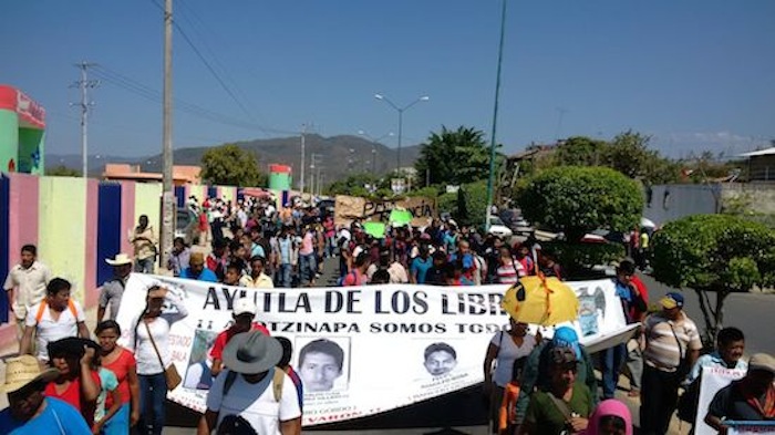 Familaires de los normalistas marchan en Ayutla, Guerrero. Foto: Jacob Morant, El Sur