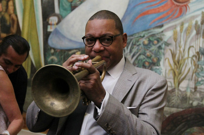Para el trompetista estadounidense Wynton Marsalis todos tenemos algo de blues, entendido como sentimiento y la música es la que nos ayuda a desprendernos de él, por lo que es necesario que los músicos aprendan cómo tocar el blues. Foto: Arturo López / Conaculta.