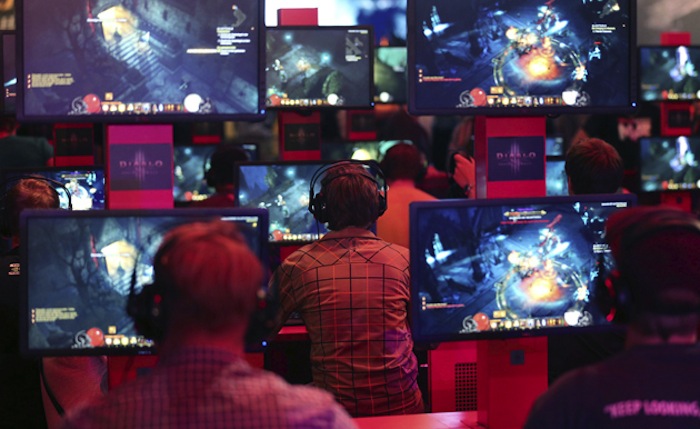 Los videojuegos actuales le permiten a los gamers estar detrás desde automovilistas, hasta peleadores callejeros. Foto: EFE