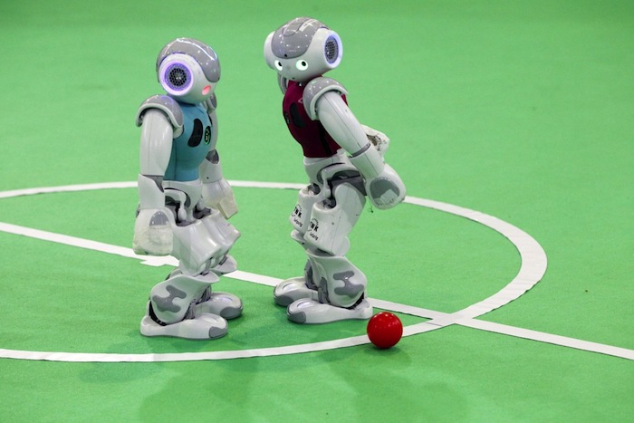 Ya sea jugando futbol o haciendo labores de rescate, las competencias robóticas ayudan a desarrollar autómatas más avanzados. Foto: EFE