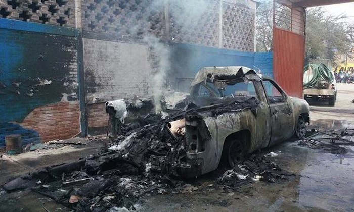 Queman autobús en Tixtla Foto: @YoSoy132SC