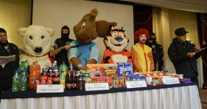 La Alianza por la Salud Alimentaria presentó a los "capos de la chatarra", entre ellos dos mascotas de cereales azucarados. Foto: Cuartoscuro