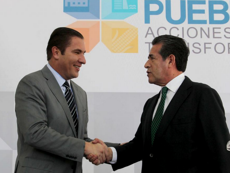 Rafael Moreno Valle saluda a Diódoro Carrasco durante su presentación como representante de Puebla en el DF. Foto: Gobierno de Puebla