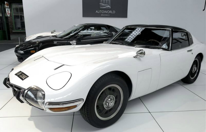 Toyota 2000 GT, modelo diseñado para la película de James Bond "Sólo se vive dos veces" (1967)", uno de los 14 autmóviles japoneses que datan de los años 60 hasta hoy y pueden contemplarse en el museo nacional del automóvil en Bruselas. Foto: EFE
