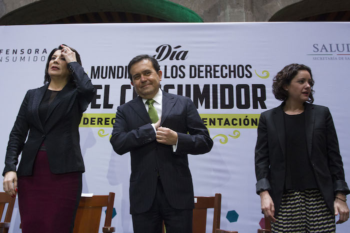 Lorena Martínez, de Profeco, y Ildefonso Guajardo, Secretario de Economía, durante la celebración del Día Mundial de los Derechos del Consumidor. Foto: Cuartoscuro