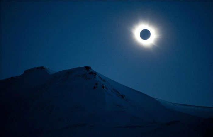 Vista del eclipse solar total tomada desde Svalbard, Noruega, hoy viernes 20 de marzo de 2015. El invierno se despide hoy con un eclipse solar que será total en las islas Feroe (Atlántico norte) y en las Svalbard (océano Glacial Ártico), dos lugares en los que el disco solar quedará completamente oculto por la Luna. Foto: EFE