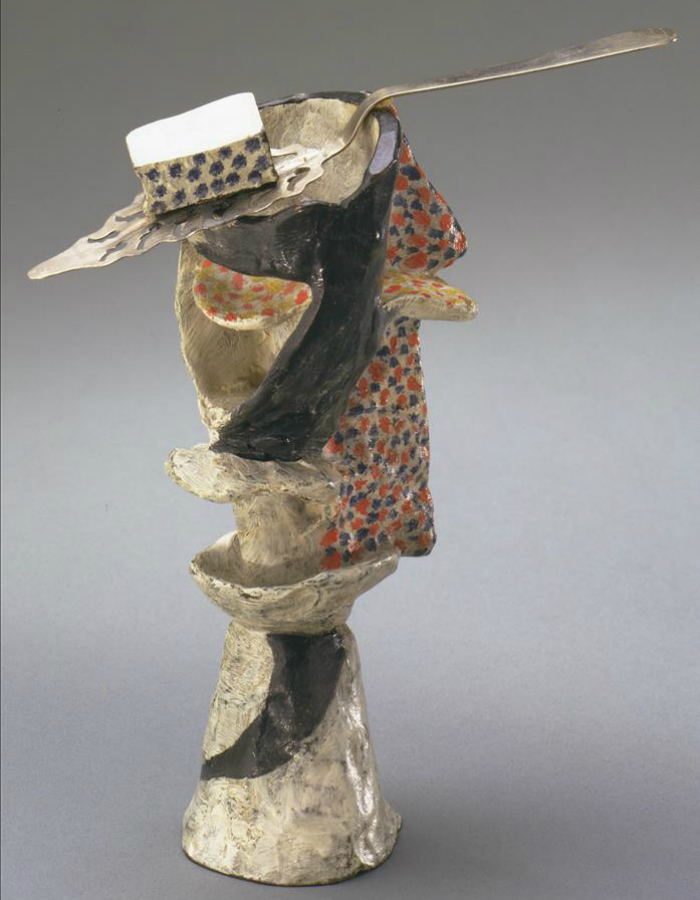 Imagen de divulgación de la escultura del artista español Pablo Picasso titulada "Glass of Absinthe" (1914) de bronce pintado con una cuchara de absinthe. Foto: EFE