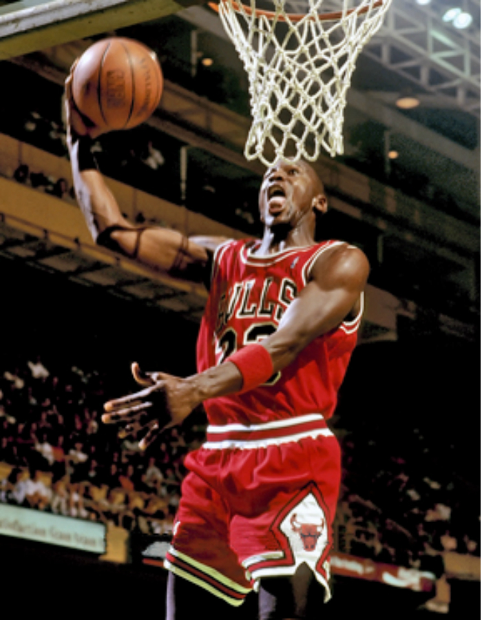 Un fax el 18 de marzo de 1995 confirmó los rumores del regreso de Michael Jordan. Al día siguiente, el 19, ya estaba en la cancha: con el 45 a la espalda en lugar del 23 que recuperó más tarde, anotó 19 puntos en una horrible serie de siete aciertos de 28 lanzamientos y los Bulls perdieron ante los Indiana Pacers. Foto: Wikipedia/Steve Lipofsky de basketballphoto.com