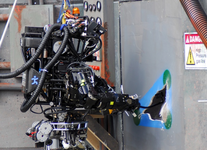 Ian, un robot Atlas, corta con éxito un agujero en una pared de una acción común que los socorristas humanos realizan. Foto: Darpa