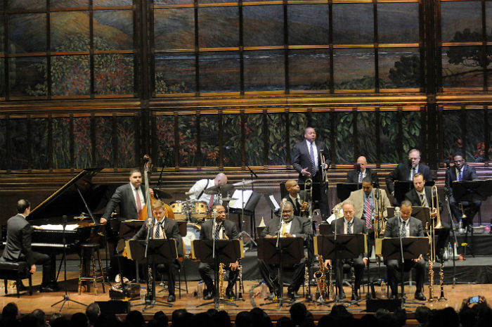 Los 15 músicos que integran la Jazz at Lincoln Center Orchestra, comandada por el trompetista Wynton Marsalis, lograron una ovación de pie tras su presentación en el Palacio de Bellas Artes. Fotografías Arturo López / Conaculta.