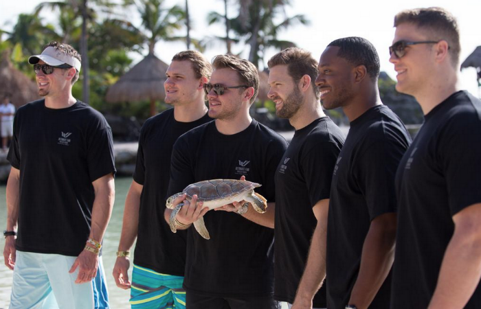 El primer grupo de futbolistas que participó en el Programa de Liberación de Tortugas Marinas quedó conformado por Caleb Haine, de los Browns de Cleveland; Nick Roach y Joey Larocque, de los Osos de Chicago. Así como Miles Burris, de los Raiders de Oakland; Joel Dreesen, de los Broncos de Denver y Vance McDonald, de los 49´s de San Francisco. Foto: Twitter de @OlympusTours