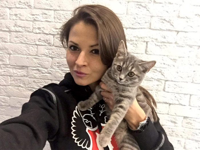 La mujer de la polemica y uno de sus gatos. Foto:Twitter