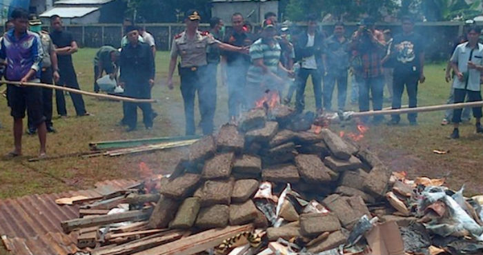 "Tengo mucho dolor de cabeza porque yo no llevaba máscara", explicó uno de los residentes al diario local The Jakarta Post. Foto: The Jakarta Post