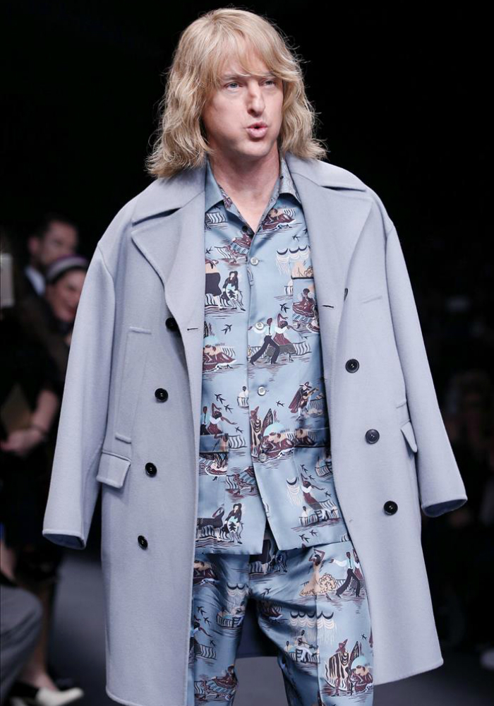 Owen Wilson desfiló con un traje con un estampado de figuras humanas en diferentes situaciones. Foto: EFE