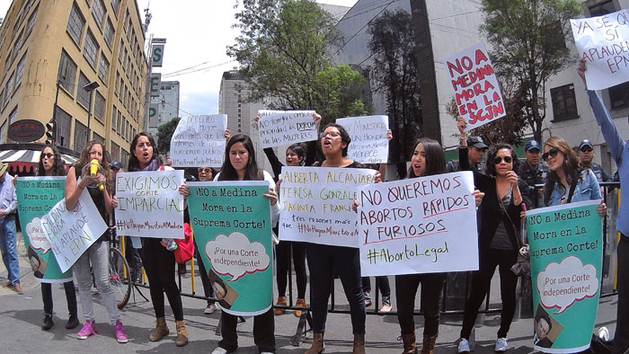 Protesta de mujeres afuera del Senado. Foto: Francisco Cañero, SinEmbarto