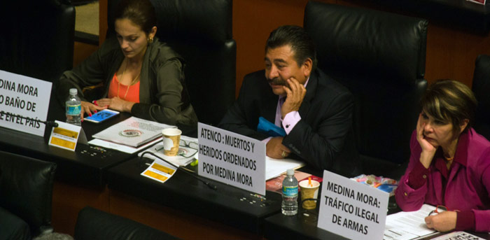 Senadores del PRD colocaron letreros de protesta en sus curules Foto: Ariana Pérez, SinEmbargo