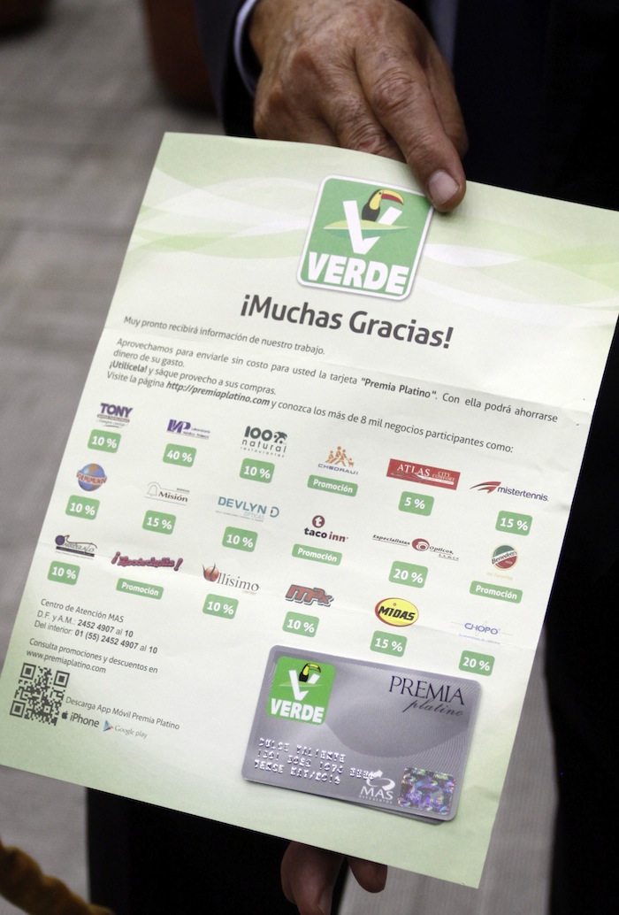 Pablo Gomez, representante del PRD muestró una tarjeta de descuentos que el Partido Verde Ecologista de México (PVEM) regaló las semanas pasadas durante la sesión extraordinaria Foto: Cuartoscuro