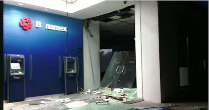 Explosión en cajeros de Banamex. Foto: Twitter @luismiguelbaraa