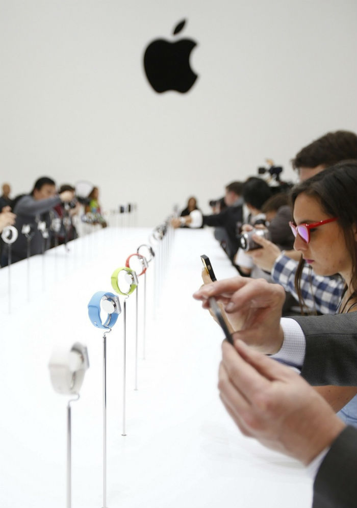 Mientras algunos comparan los Apple Watch con relojes tradicionales, otros miran con recelo al flamante producto. Foto: EFE