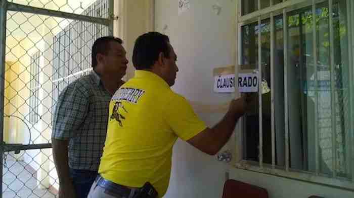 Los maetsros clausuraron oficinas en Zihuatanejo. Foto: Brenda Escobar/ El Sur