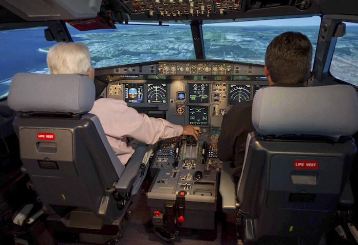 Aunque todo apunta a una causa humana, los nuevos aviones pueden ser controlados por computadoras e incluso hackeados. Foto: EFE