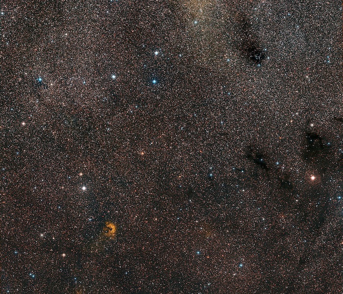 En una visión de amplio campo podemos ver el cielo que rodea al lugar de la histórica explosión de la estrella Nova Vul 1670. Los restos de la nova se ven débilmente en el centro de esta imagen. Foto: ESO