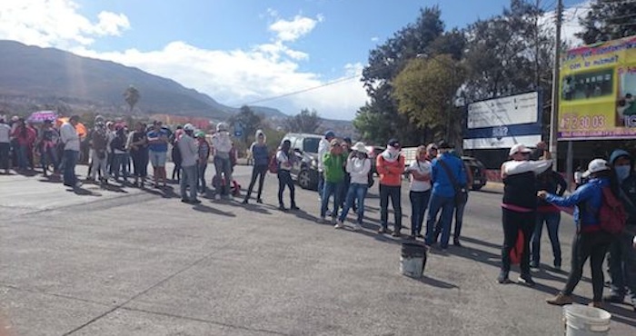 Bloqueo frente al hospital del Niño y la Madre guerrerense. Foto: Eric Chavelas, El Sur