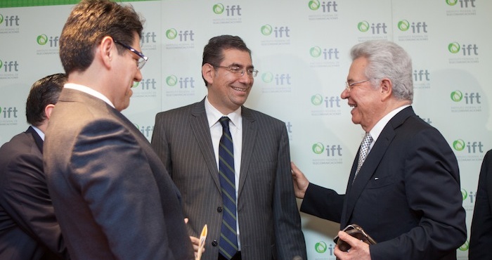 Alejandro Navarrete Torres, titular de la unidad de espectro radioeléctirco, conversa con Gabriel López Ávila, representante de Cadena Tres y Francisco Aguirre Gómez, director de Grupo Radio Centro, al finalizar la sesión en el Ifetel. Foto: Cuartoscuro
