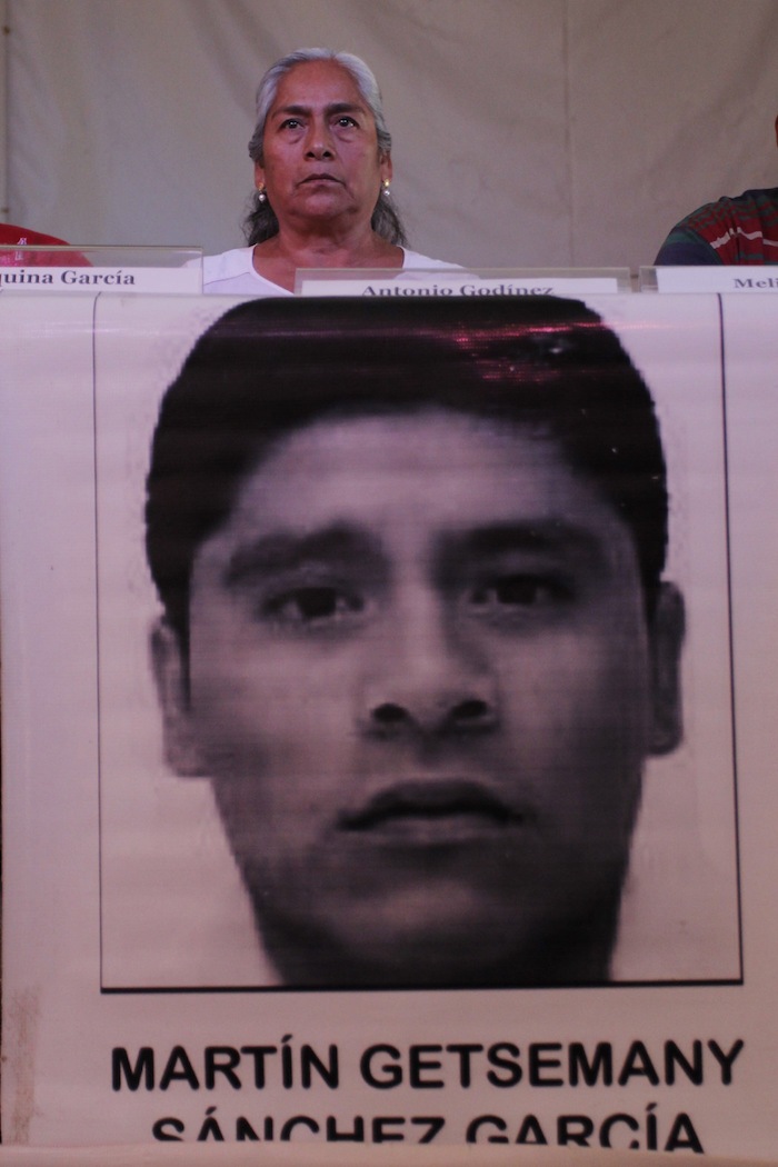 Los padres de los 43 llamaron a la población a un mitin el próximo 26 de marzo en las instalaciones del INE. Foto: Cuartoscuro.