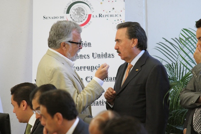 Alejandro Encinas, senador por el PRD y Emilio Gamboa Patrón, durante la reunión de Comisión Unidas para presentar el proyecto de dictamen de la Ley de Transparencia y Acceso a la Información en el Senado de la República. Foto: Cuartoscuro.