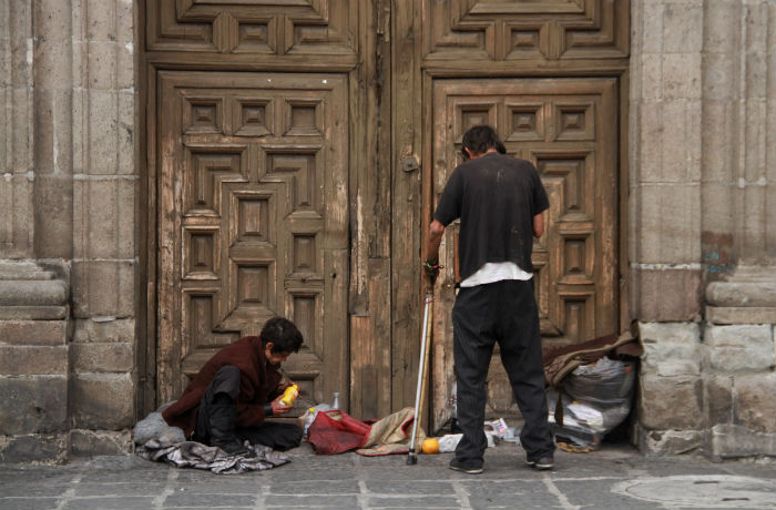 Una pareja de indigentes en la Plaza de Santo Domingo, en el primer cuadro capitalino. Foto: Cuartoscuro
