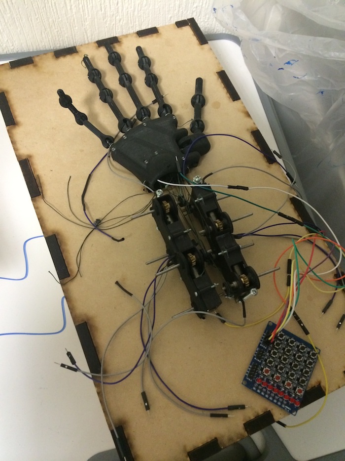 El brazo robótico diseñado por el alumno de Foto: Miguel Amezcua