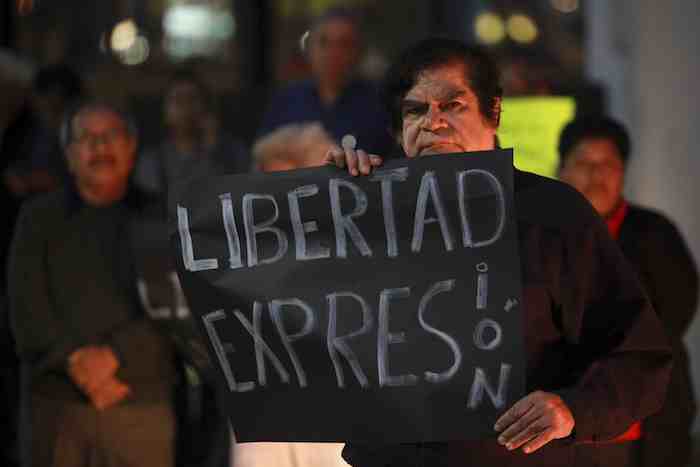 Ciudadanos se manifestaron en las instalaciones de MVS Radio en Veracruz por el despido de Carmen Aristegui y su equipo de periodistas. Foto: Cuartoscuro