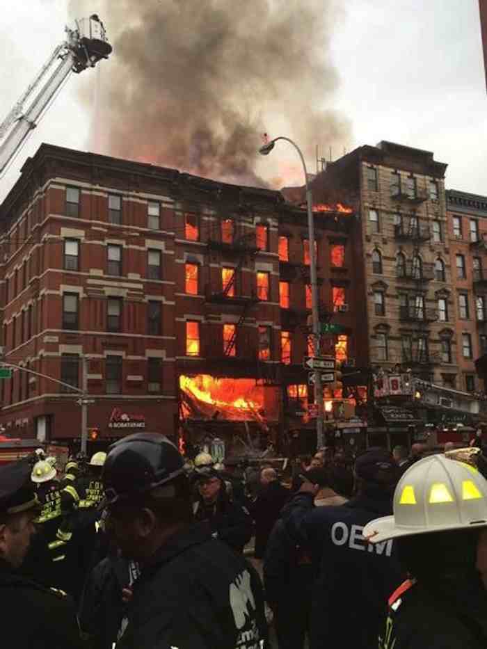 Un edificio del barrio neoyorquino de East Village sufrió una explosión, que derivó en un incendio que dejó decenas de heridos. Foto: Twitter @NYScanner