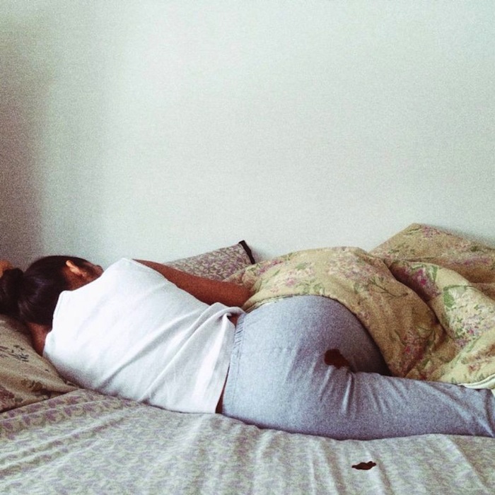 La imagen publicada por la artista paquistaní desató la polémica en las redes sociales por violar los términos de uso de Instagram. Foto: Rupi Kaur