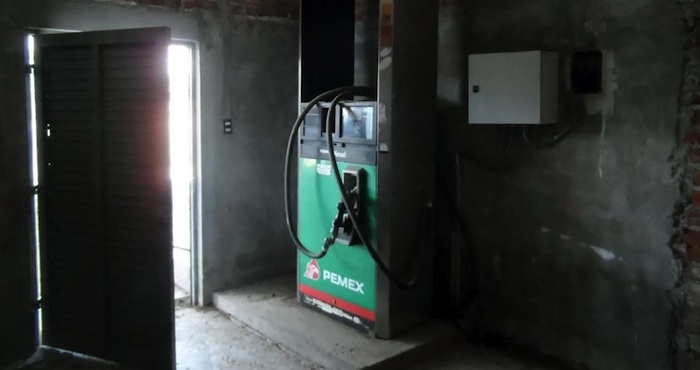 Aseguran gasolinera pirata en Apatzingán Foto: Especial