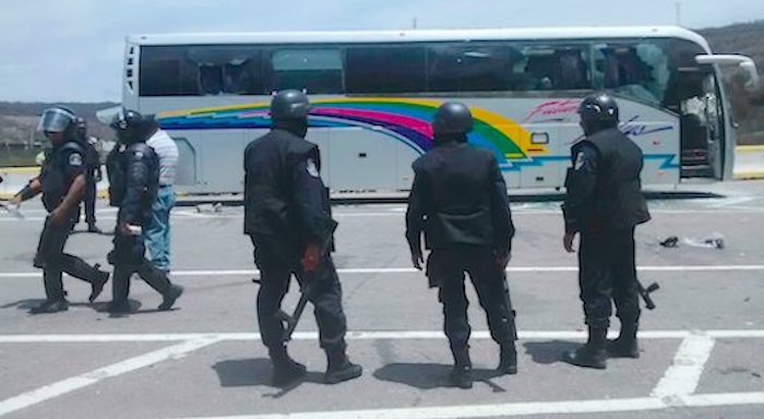 Policías frenan paso de normalistas. Foto: El Sur
