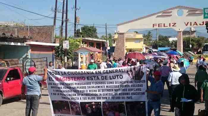 La protesta de los maestros del SNTE, CETEG y SUSPEG en Tecpan, Atoyac y San Jerónimo. Foto: Francisco Magaña/ El Sur