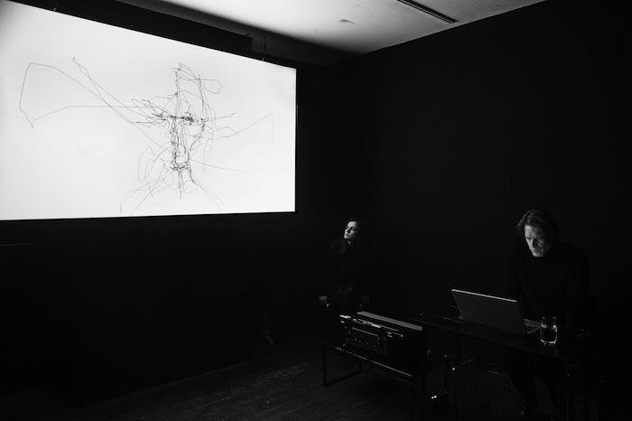 Aparentemente imperfectos, los trazos accidentados son intencionalmente incluídos por el artista en su obra. Foto: Graham Fink