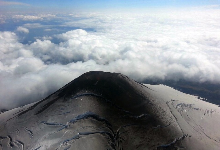 Imagen cedida por el Servicio Nacional de Geología y Minería (Sernageomin) de Chile que muestra una vista aérea del volcán Villarrica hoy, lunes 2 de marzo de 2015, en Villarrica. Foto: EFE/Archivo