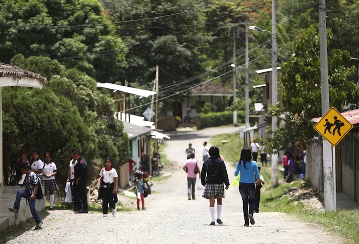 Una calle de San Andrés de Pisimbalá, Cauca, al suroccidente de Colombia. Foto: EFE
