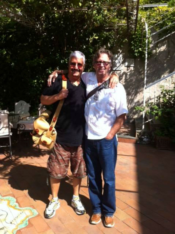 El homenaje de Clapton a su amigo, el cantautor Pino Daniele, recientemente fallecido. Foto: Facebook oficial / Eric Clapton