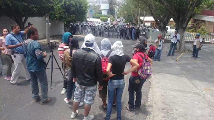 Antomitones desalojan a normalistas con gases lacrimógenos Foto: El Sur