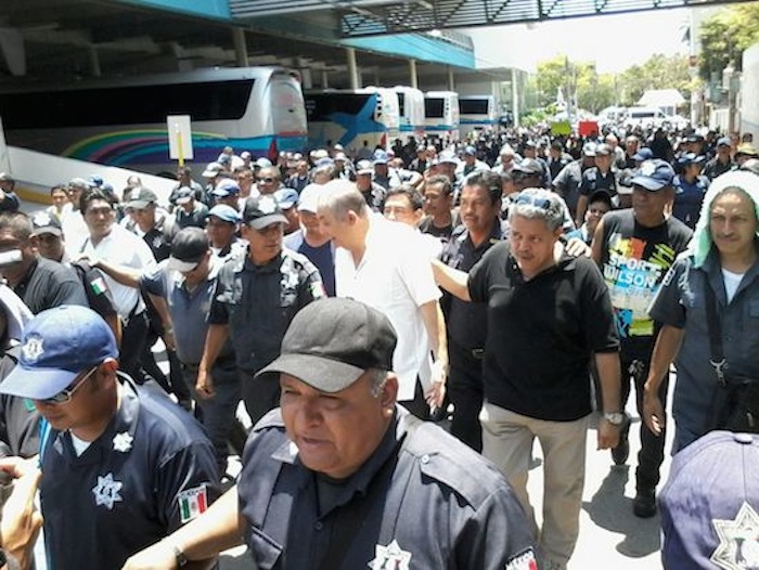 Los policías se llevaron al Alcalde Luis Uruñuela Fey a la Secretaría de Seguridad, donde mantienen su plantón desde junio. Foto: Carlos Enrique Delgado, especial para SinEmbargo.
