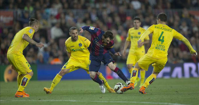 El delantero argentino del FC Barcelona Leo Messi (c) intenta controlar el balón entre los defensas del Getafe CF, durante el partido correspondiente a la jornada 34 de Liga en Primera División que se disputó en el Camp Nou, en Barcelona. Foto: EFE