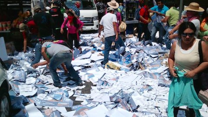 Los maestros se trasladaron hacia las oficinas del PAN, y sustrajeron material de campaña, que rompieron y quemaron. Foto: Luis Blancas/ ElSur