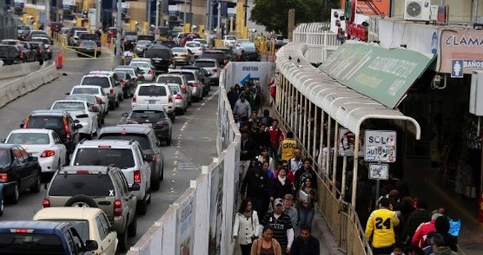 Cientos de "paisanos" son extorsionados por policías cuando regresan a México. Foto: La Opinión