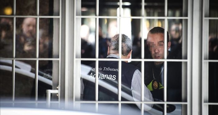 Uno de los funcionarios de la Agencia Tributaria en el domicilio madrileño del exvicepresidente del Gobierno. Foto: EFE